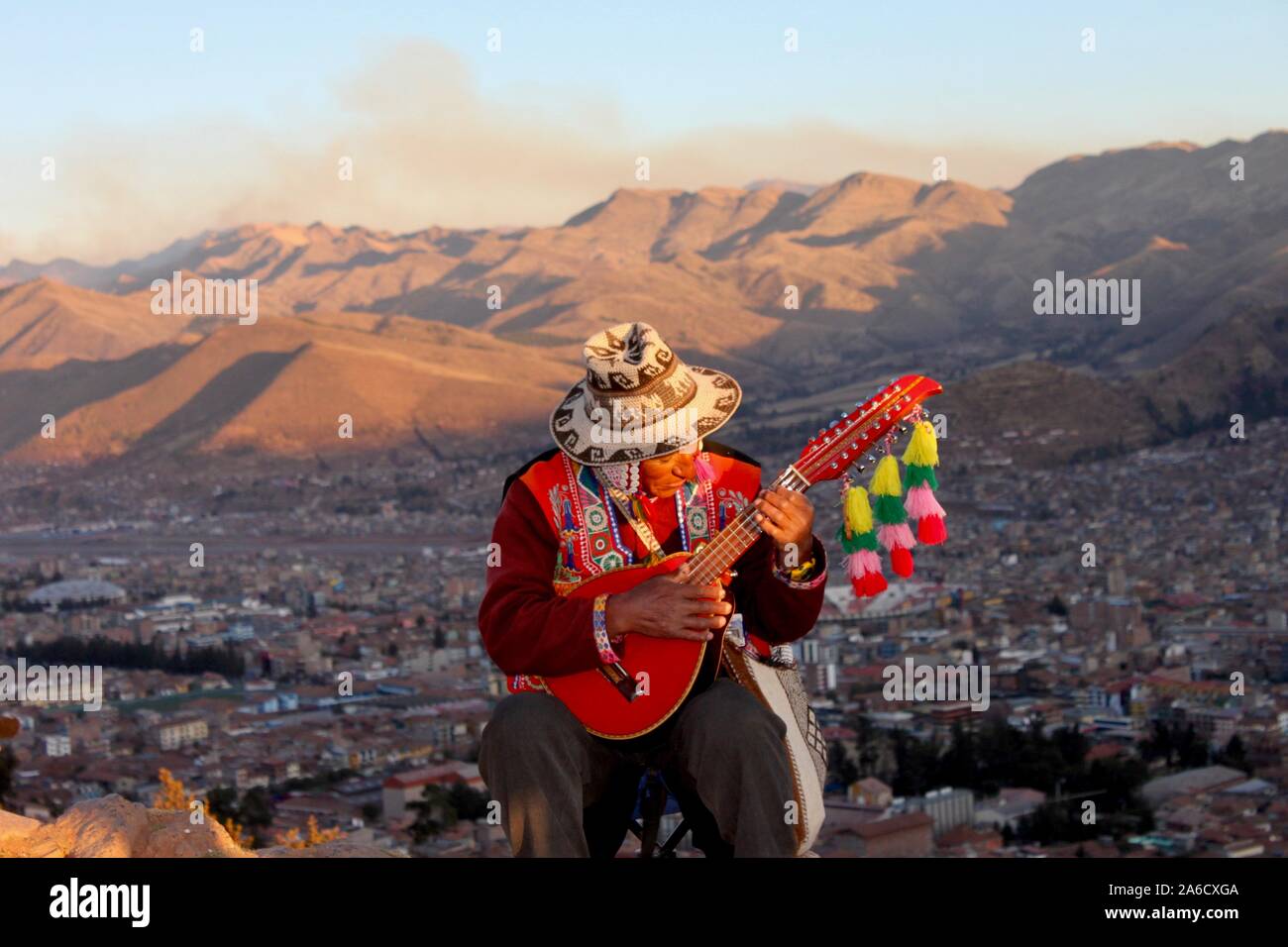 La guitarra peruana, con el telón de fondo de los Andes Fotografía de stock  - Alamy