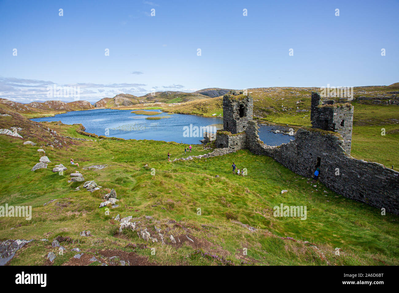 Pintorescas ruinas de tres castillos de cabeza o Dunlough castillo situado en la cima de los acantilados en el extremo norte de la península de Mizen. Paisajes irlandeses. Foto de stock