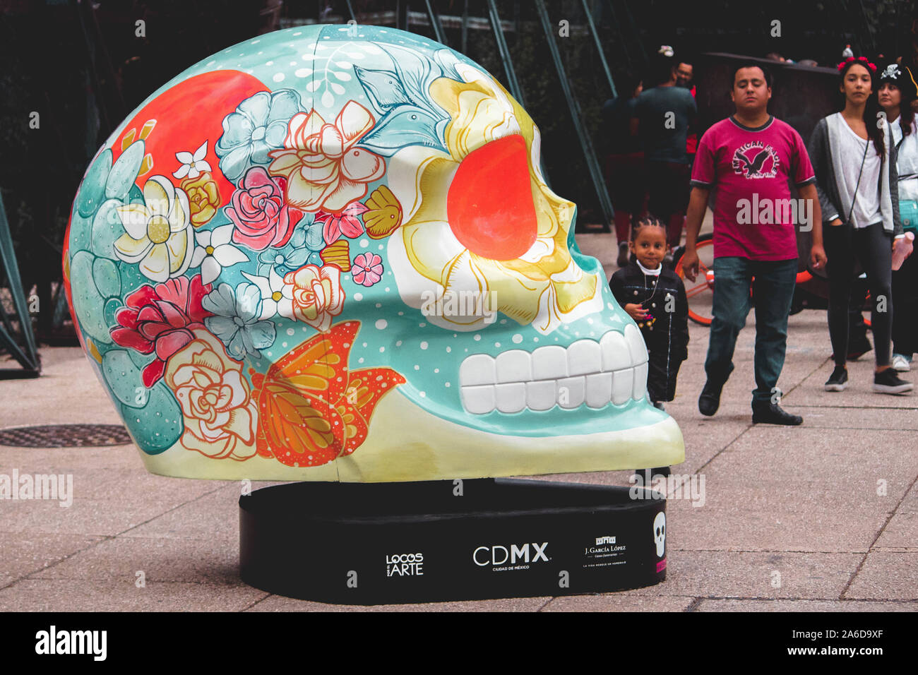Día de los Muertos Calaca (cráneo). Estos son del tamaño de la vida y artísticamente intervenido por artistas mexicanos, colocadas a lo largo de Paseo de la Reforma, CDMX. Foto de stock