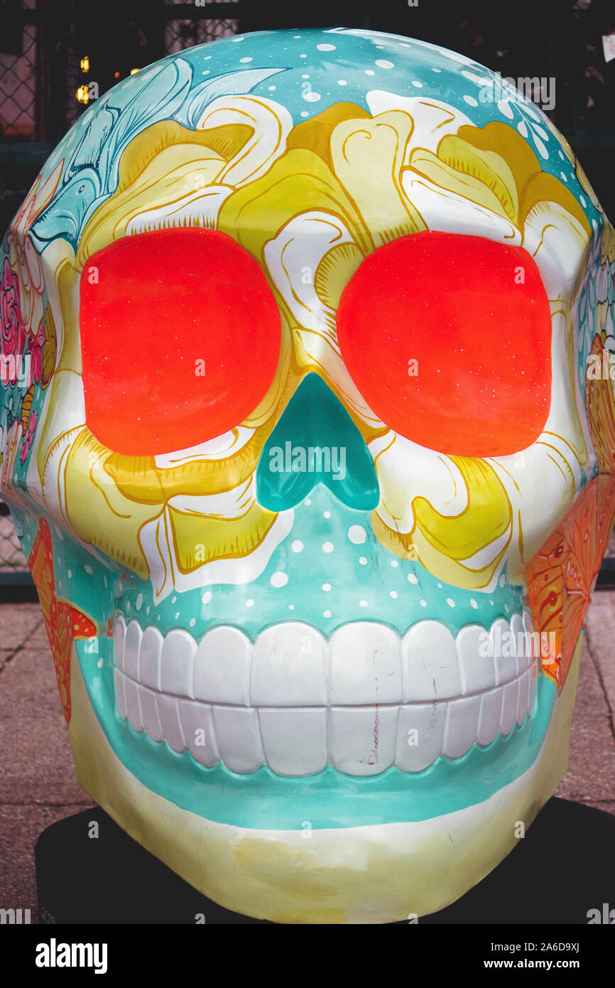 El artista intervino, en tamaño natural cráneo colocado en el Paseo de la Reforma, Ciudad de México. Foto de stock