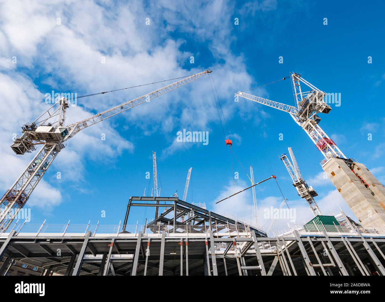 Grúas en trabajos de construcción, remodelación de St James, Edimburgo, Escocia, Reino Unido Foto de stock