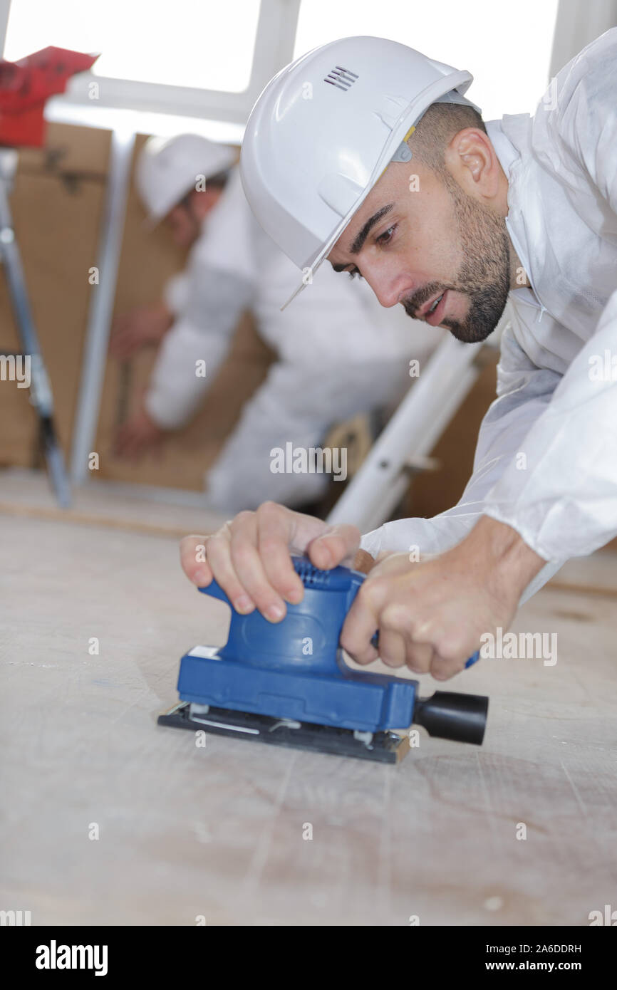 El Hombre Está Procesando Madera Con Una Máquina Pulidora Fotos, retratos,  imágenes y fotografía de archivo libres de derecho. Image 170819985