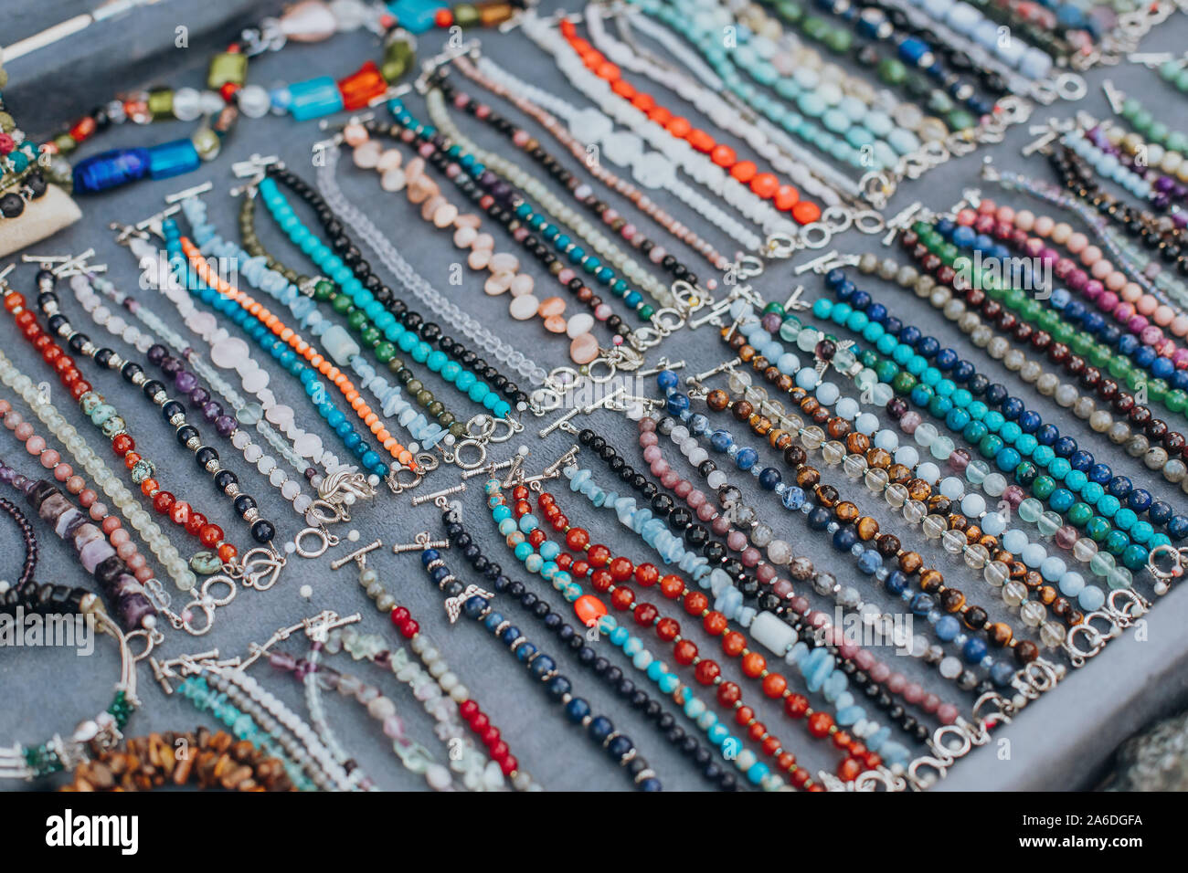 Conjunto de materiales naturales pulseras y collares de joyería en el mercado mostrar Foto de stock