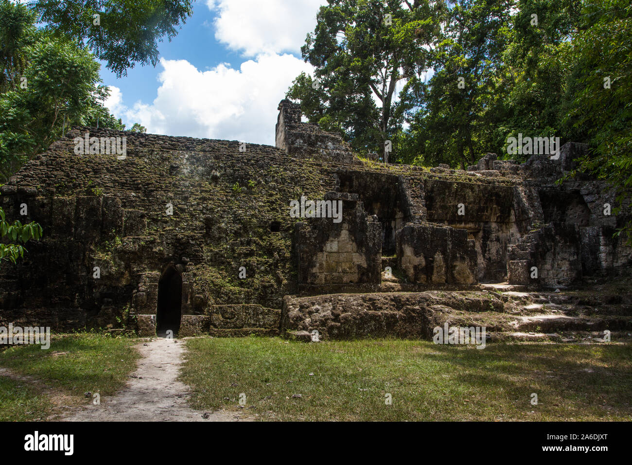Las ruinas de un palacio en el Grupo G del sitio arqueológico de la antigua cultura Maya en el Parque Nacional de Tikal, Guatemala. Sitio de Patrimonio Mundial de la UNESCO. Foto de stock
