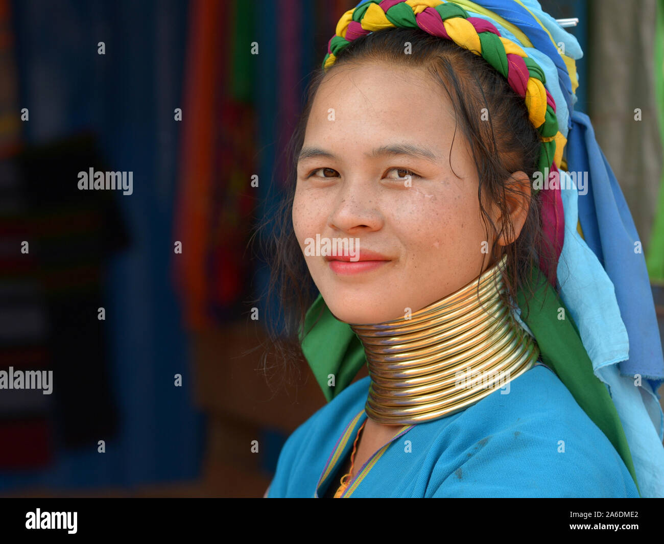 Joven Mujer longneck Kayan Lahwi birmano ("Mujer jirafa") con tribal de latón pulido Padaung cuellos/bobinas posa para la cámara. Foto de stock