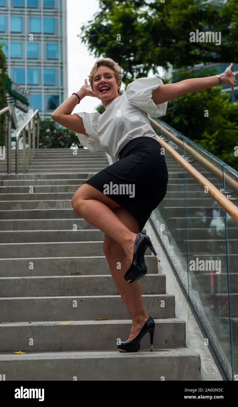 Retrato de uno confía en pelo corto mujer de negocios caucásico en blusa  blanca falda negra posando jardín al aire libre. Copia vacía espacio para  el texto Fotografía de stock - Alamy