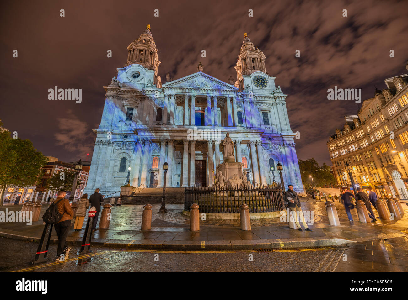 La Catedral de San Pablo, Londres. A la Inglaterra histórica instalación donde la luz cae illuminations es un evento para celebrar los guardianes en St Paul's WW2 Foto de stock