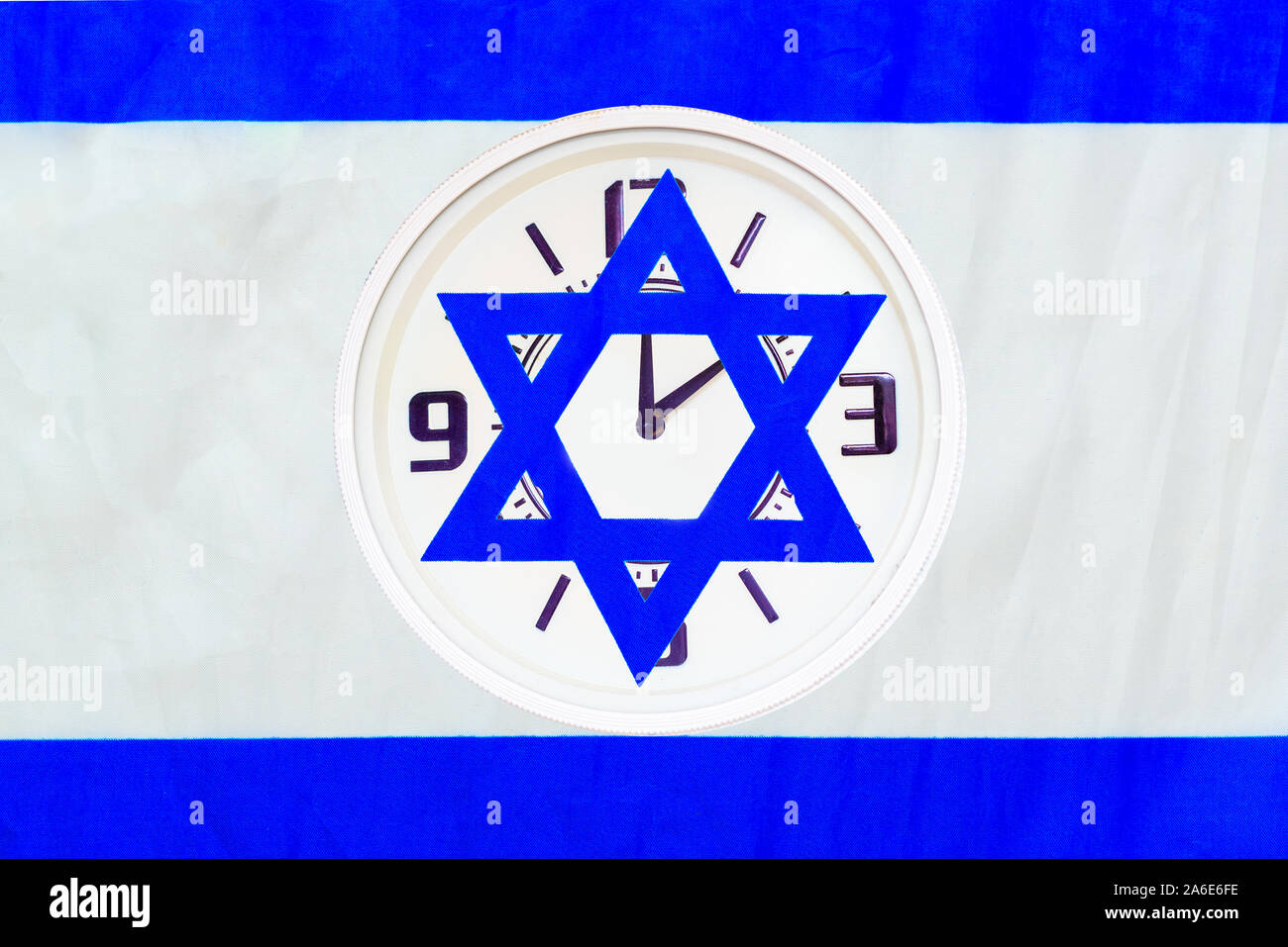 Israel Daylight Saving Time comenzado o terminado. Reloj con la bandera
