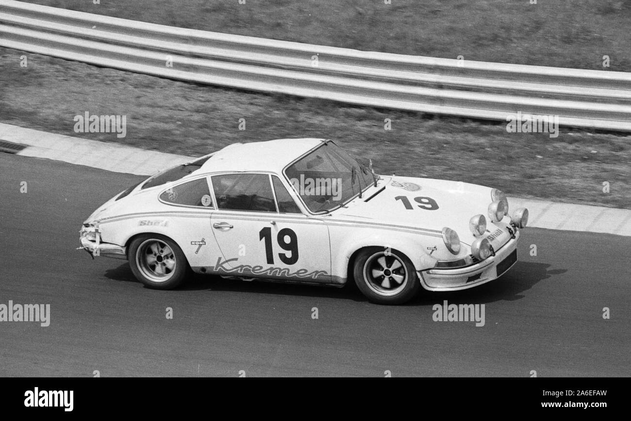 Porsche 911 en una carrera de turismos en el 1970 en el Nuerburgring, Alemania Foto de stock