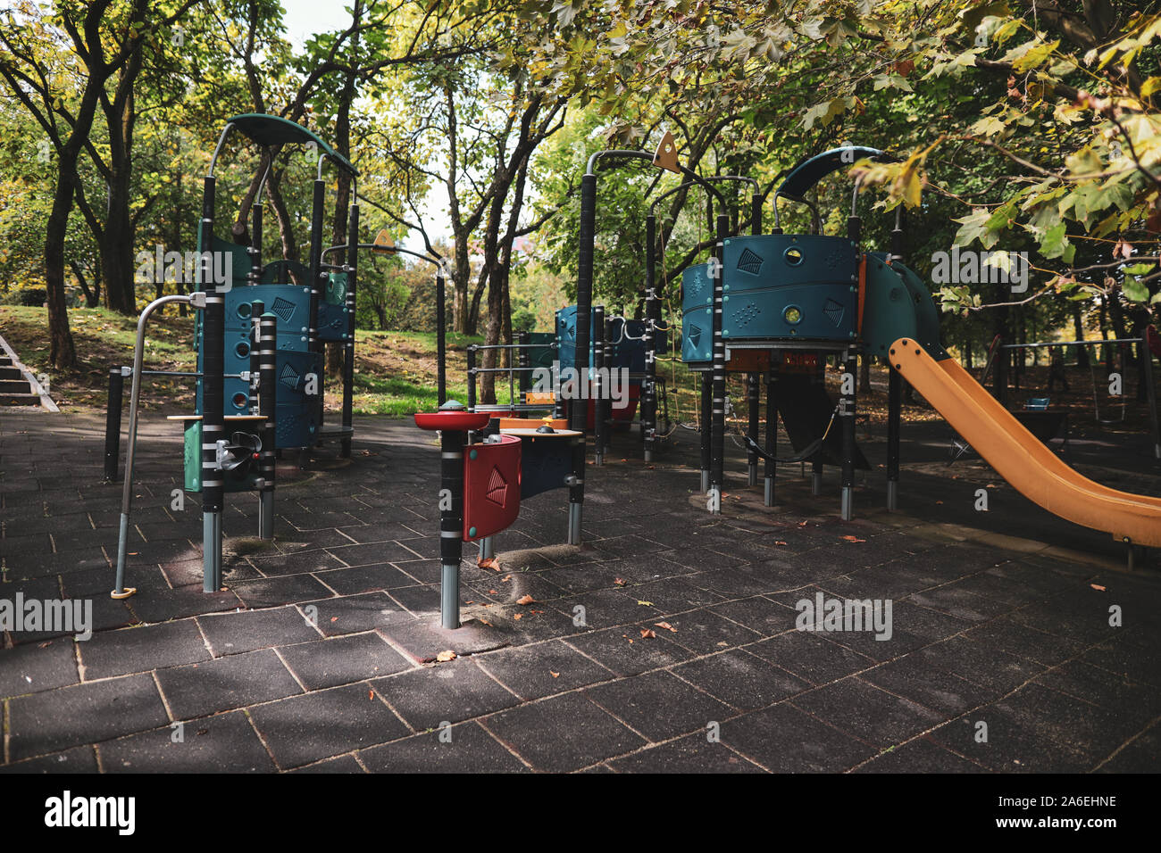 Columpios y toboganes para niños fotografías e imágenes de alta resolución  - Alamy