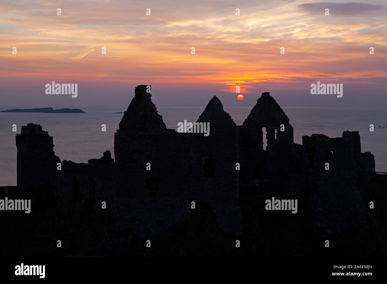 Atardecer en el Castillo de Dunluce en el Condado de Antrim, Irlanda del Norte. Foto de stock