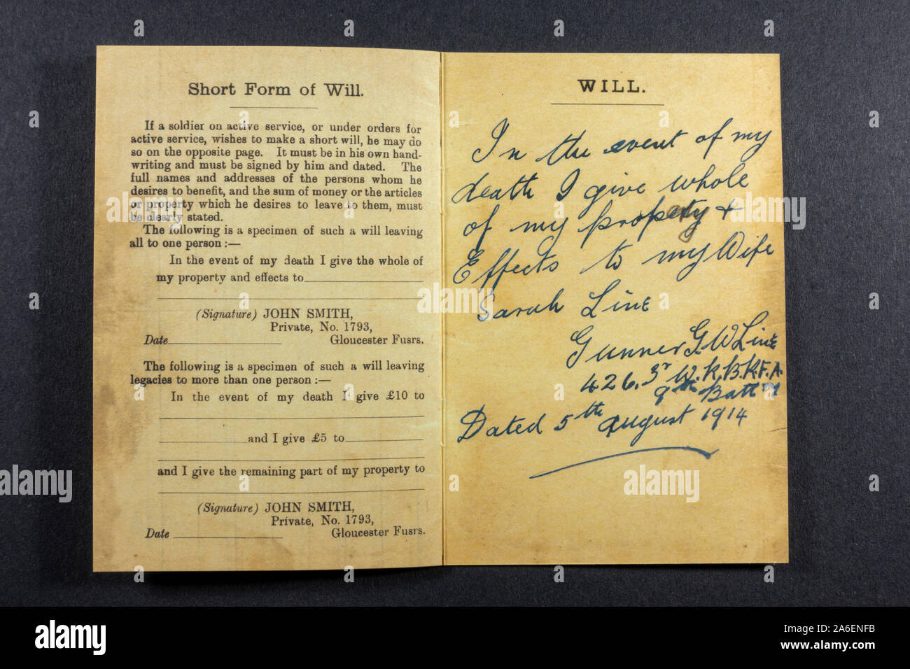 Será dentro de un libro de pago del soldado para uso en servicio activo, un pedazo de réplicas de objetos desde la época de la Primera Guerra Mundial. Foto de stock