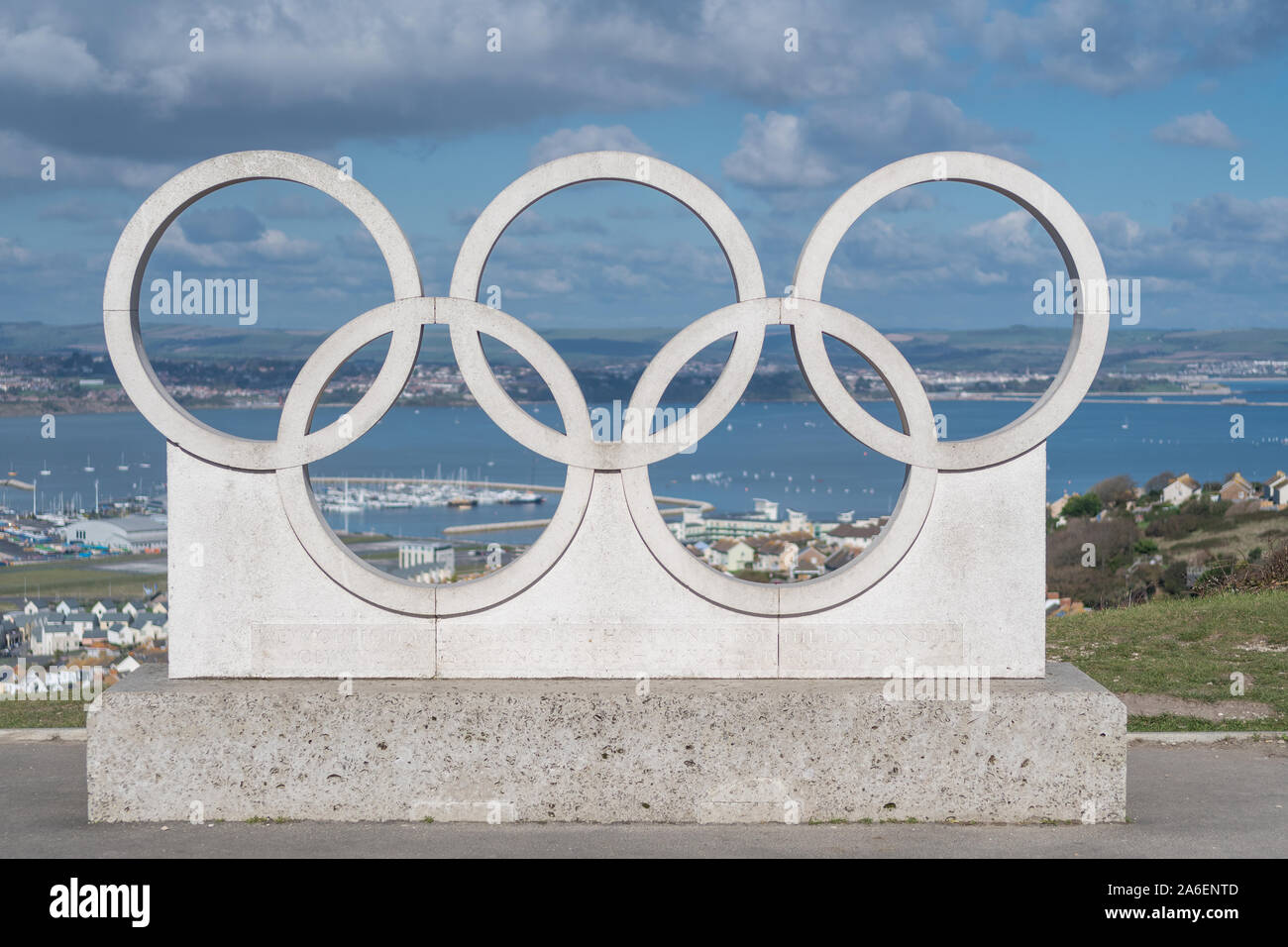 Isla de Portland.Weymouth.El Reino Unido.El 8 de octubre de 2017.Vista de la escultura de los anillos olímpicos en la isla de Portland, en Dorset con vistas Portlan Foto de stock