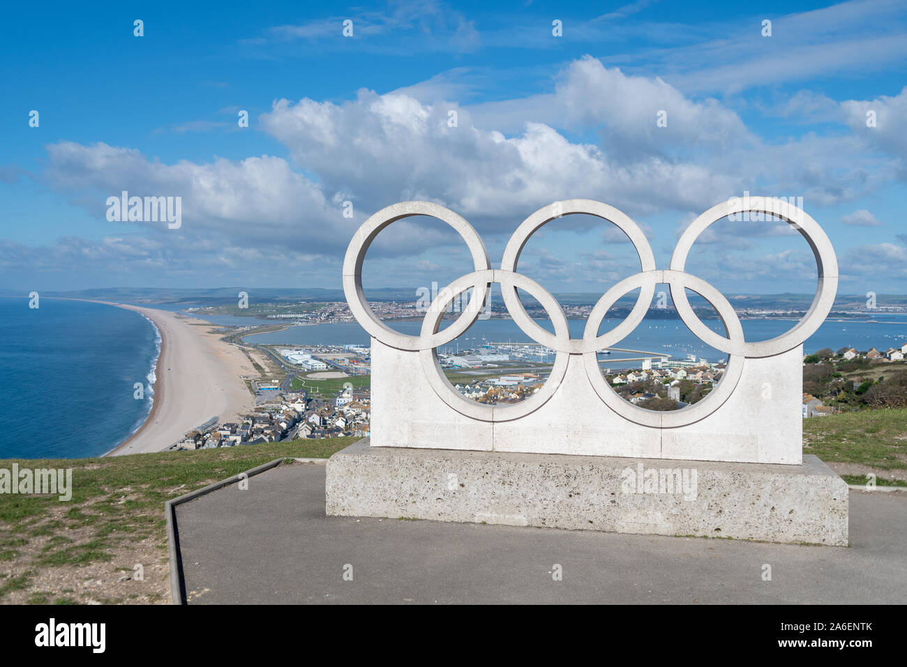 Isla de Portland.Weymouth.El Reino Unido.El 8 de octubre de 2017.Vista de la escultura de los anillos olímpicos en la isla de Portland, en Dorset con vistas cesil Foto de stock