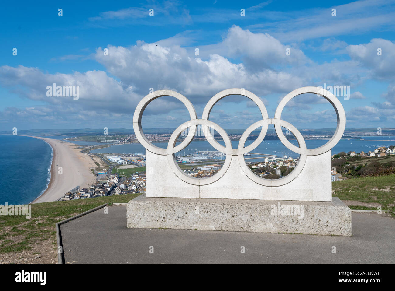 Isla de Portland.Weymouth.El Reino Unido.El 8 de octubre de 2017.Vista de la escultura de los anillos olímpicos en la isla de Portland, en Dorset con vistas cesil Foto de stock