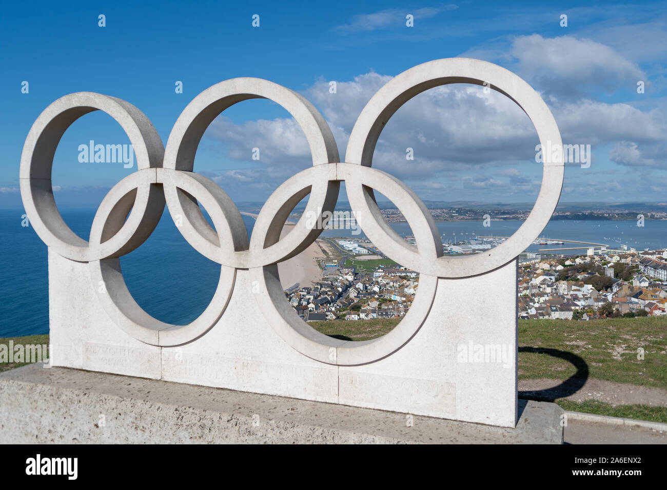 Isla de Portland.Weymouth.El Reino Unido.El 8 de octubre de 2017.Vista de la escultura de los anillos olímpicos en la isla de Portland, en Dorset. Foto de stock