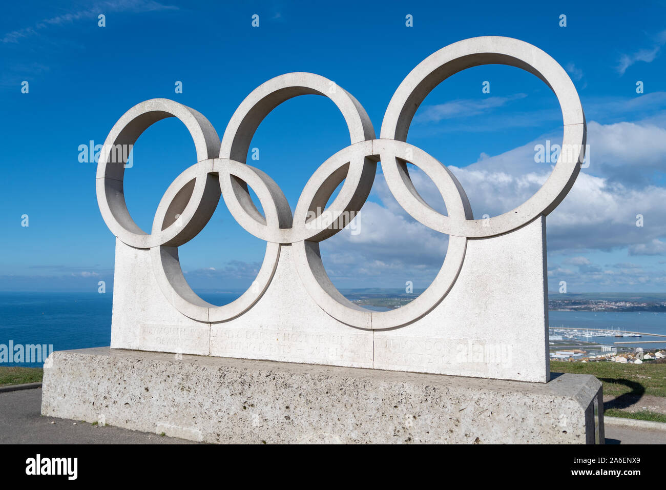 Isla de Portland.Weymouth.El Reino Unido.El 8 de octubre de 2017.Vista de la escultura de los anillos olímpicos en la isla de Portland, en Dorset. Foto de stock