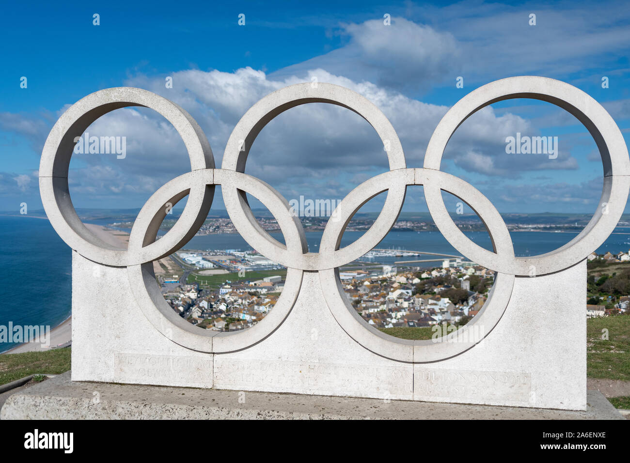 Isla de Portland.Weymouth.El Reino Unido.El 8 de octubre de 2017.Vista de la escultura de los anillos olímpicos en la isla de Portland, en Dorset con vistas Portlan Foto de stock