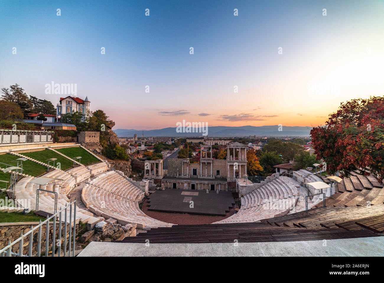 Otoño cálido atardecer en anfiteatro romano en la ciudad de Plovdiv - capital europea de la cultura 2019, Bulgaria. La ciudad vieja está incluido en la UNESCO Foto de stock