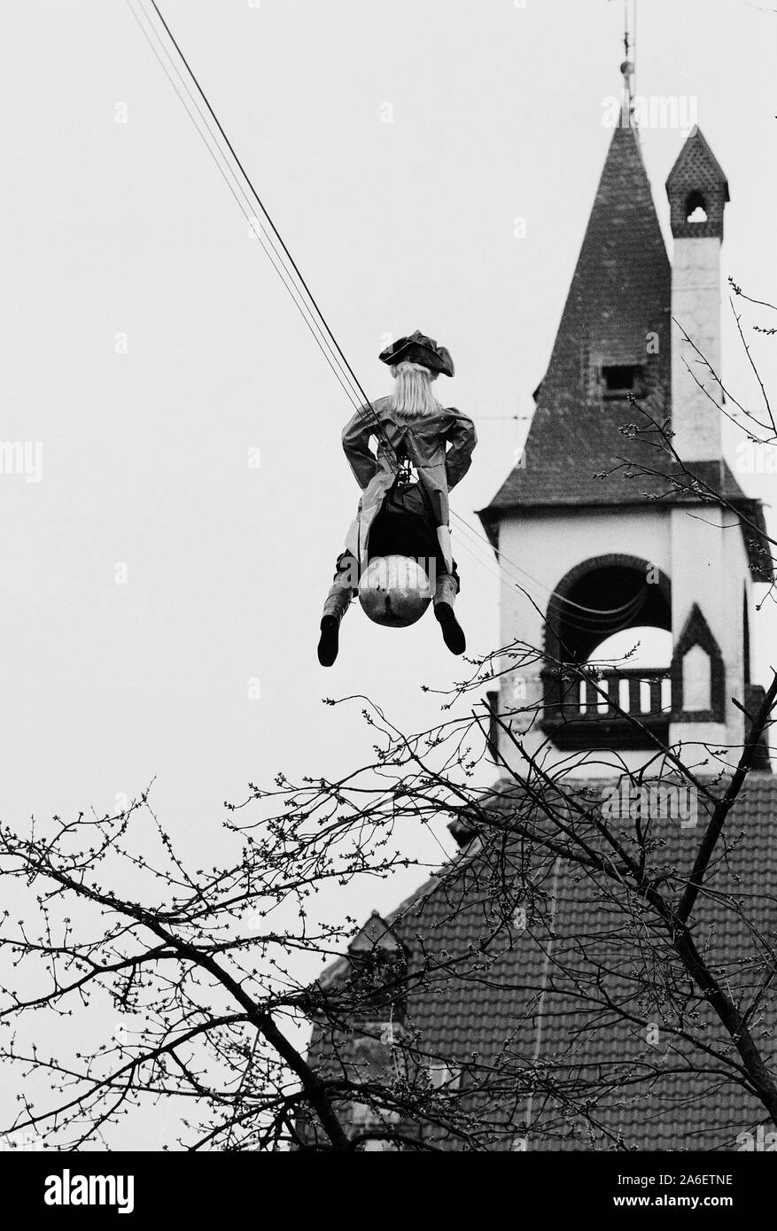 El barón von Muenchhausen reitet auf der Kanonenkugel am Freischuetz, Schwerte, Alemania (Barón de Munchausen cabalgando sobre una bala de cañón) Foto de stock