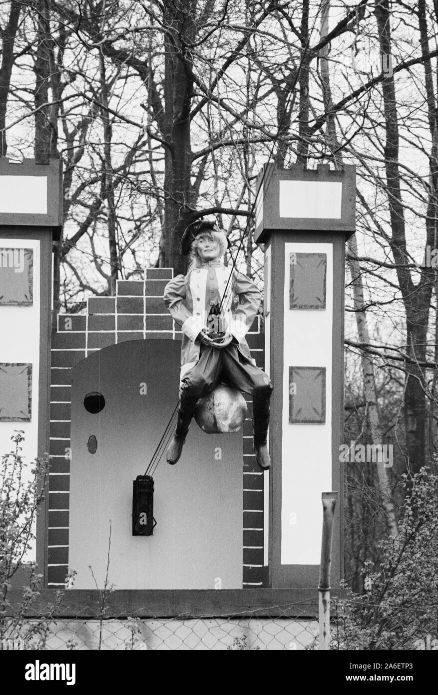 El barón von Muenchhausen reitet auf der Kanonenkugel am Freischuetz, Schwerte, Alemania (Barón de Munchausen cabalgando sobre una bala de cañón) Foto de stock