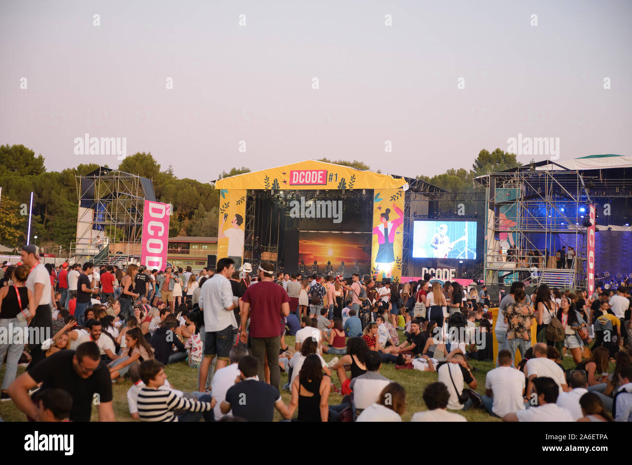 MADRID - SEP 7: Los amantes de la música en un concierto en el Festival de Música Dcode el 7 de septiembre de 2019 en Madrid, España. Foto de stock