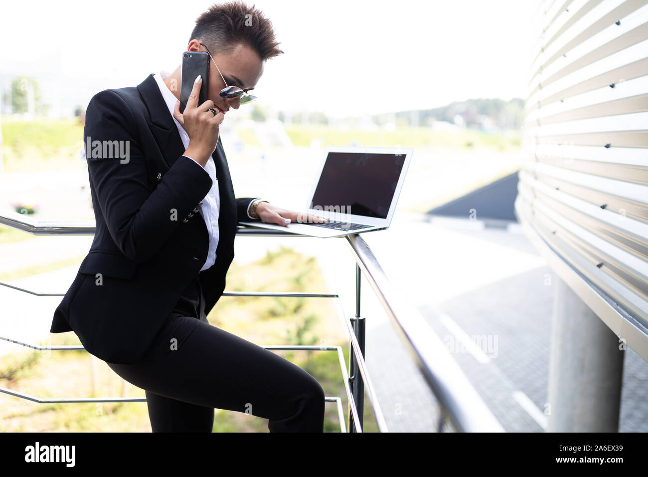 Elegante mujer de negocios sobre la base de un edificio moderno de oficina Foto de stock