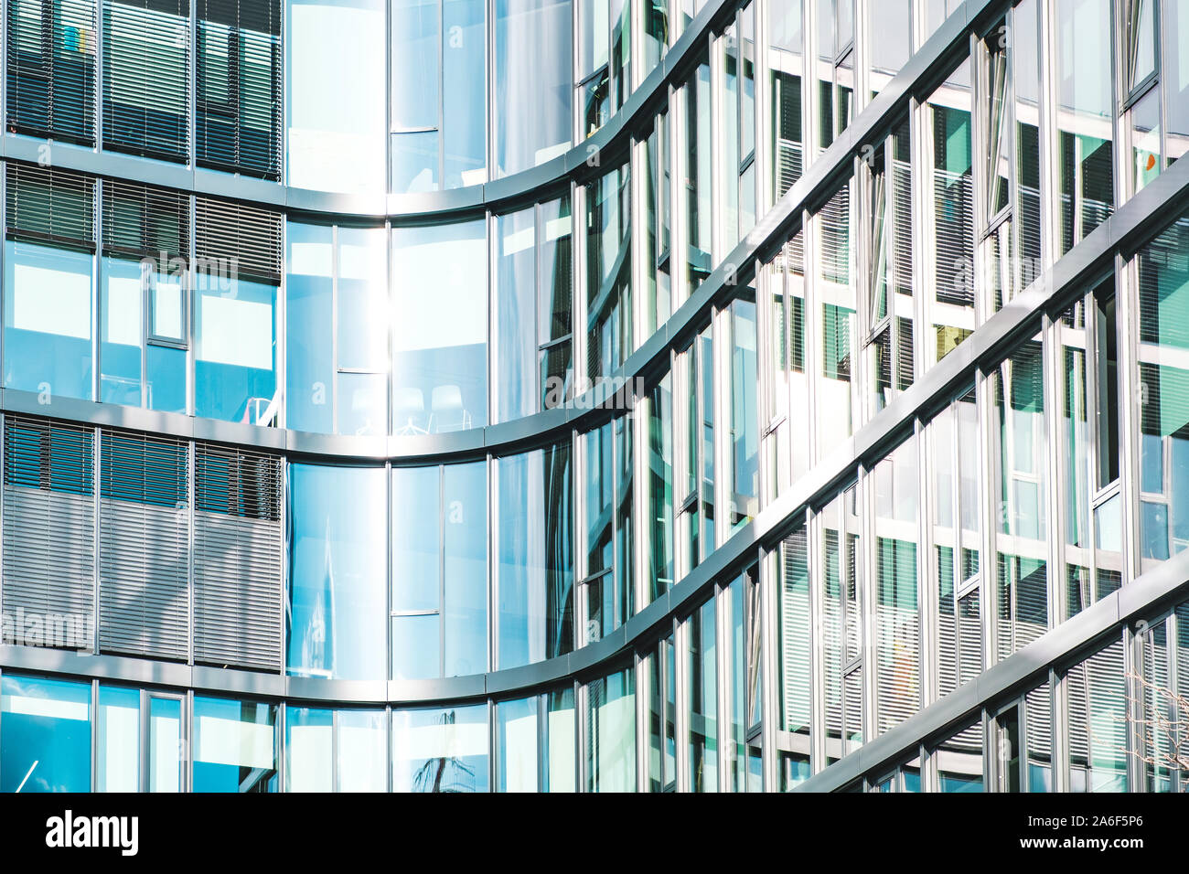 Fachada de cristal del moderno edificio de oficinas - Resumen antecedentes comerciales Foto de stock
