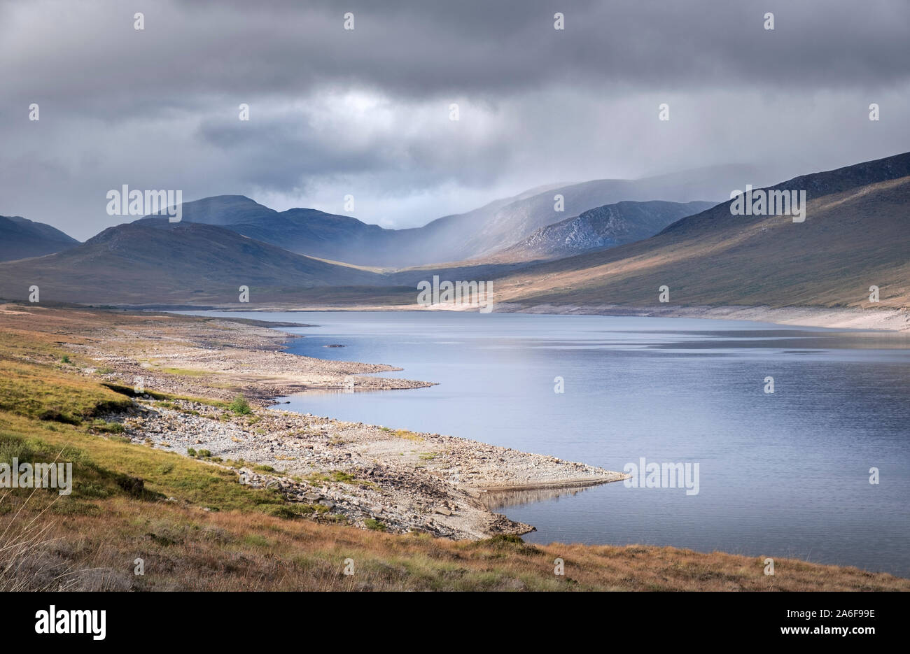 Lake & paisaje de montaña - Loch Glascarnoch en Sutherland en el North West Highlands escocesas Foto de stock