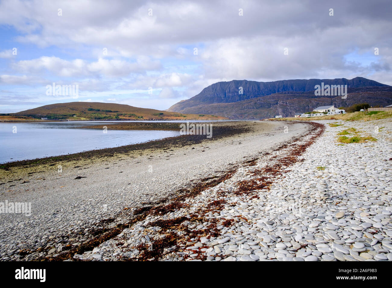 Ben más Coigach la cima desde la playa de guijarros en Ardmair Bay en la costa escocesa de Assynt North West Highlands de Escocia Foto de stock