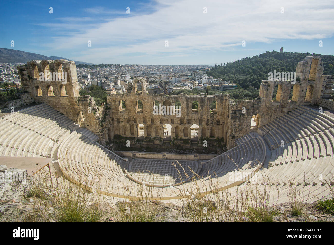 Odeón de Herodes Atticus Arena en un hermoso día soleado en la colina de la Acrópolis en Atenas, Grecia, este icónico Partenón y sus alrededores son más t Foto de stock