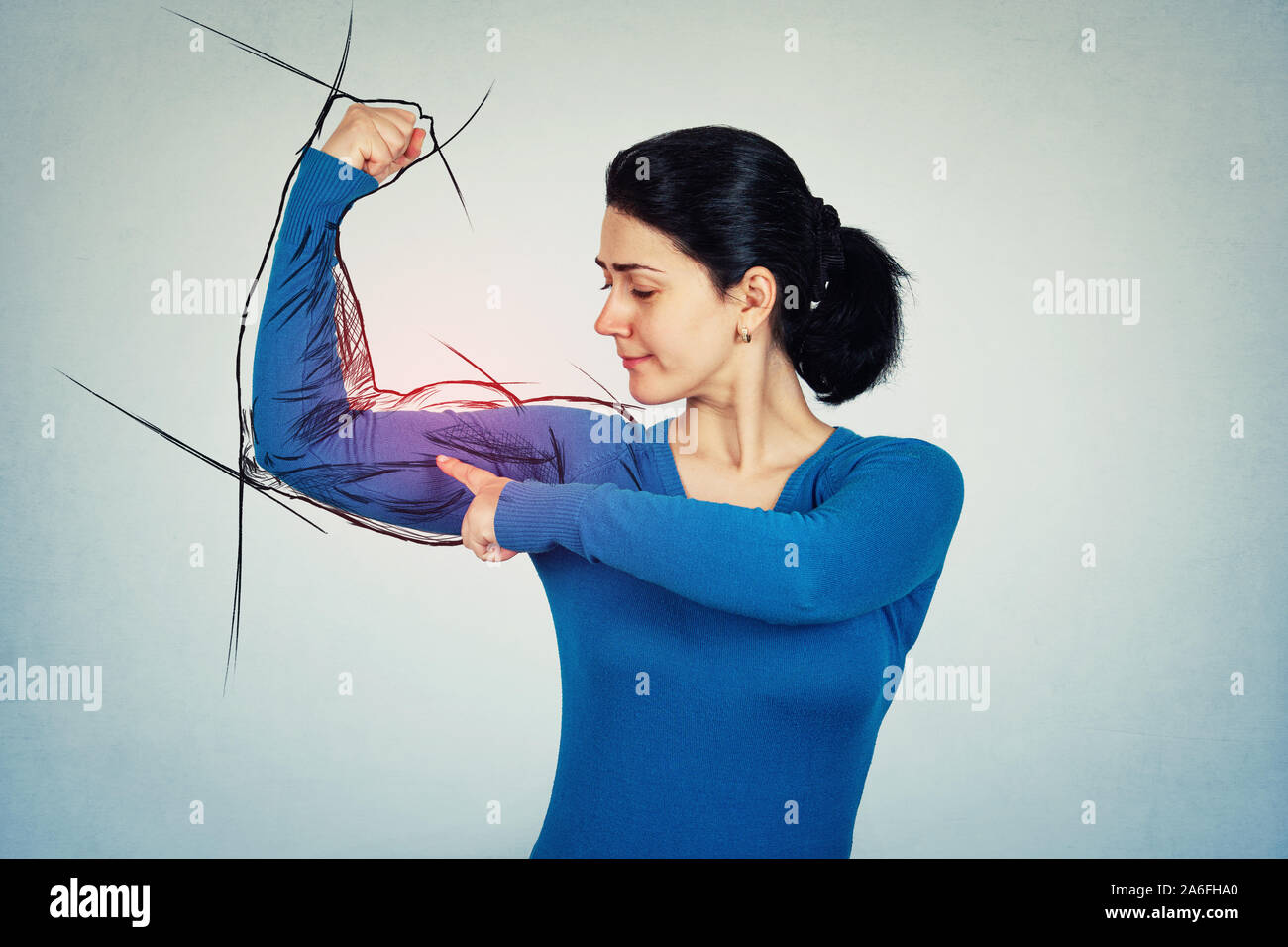 Confiada y decidida mujer flexionando los músculos imagine tiene un arma poderosa con grandes bíceps. Chica mostrando su fuerza, su cara positiva de expresión. Persona Foto de stock