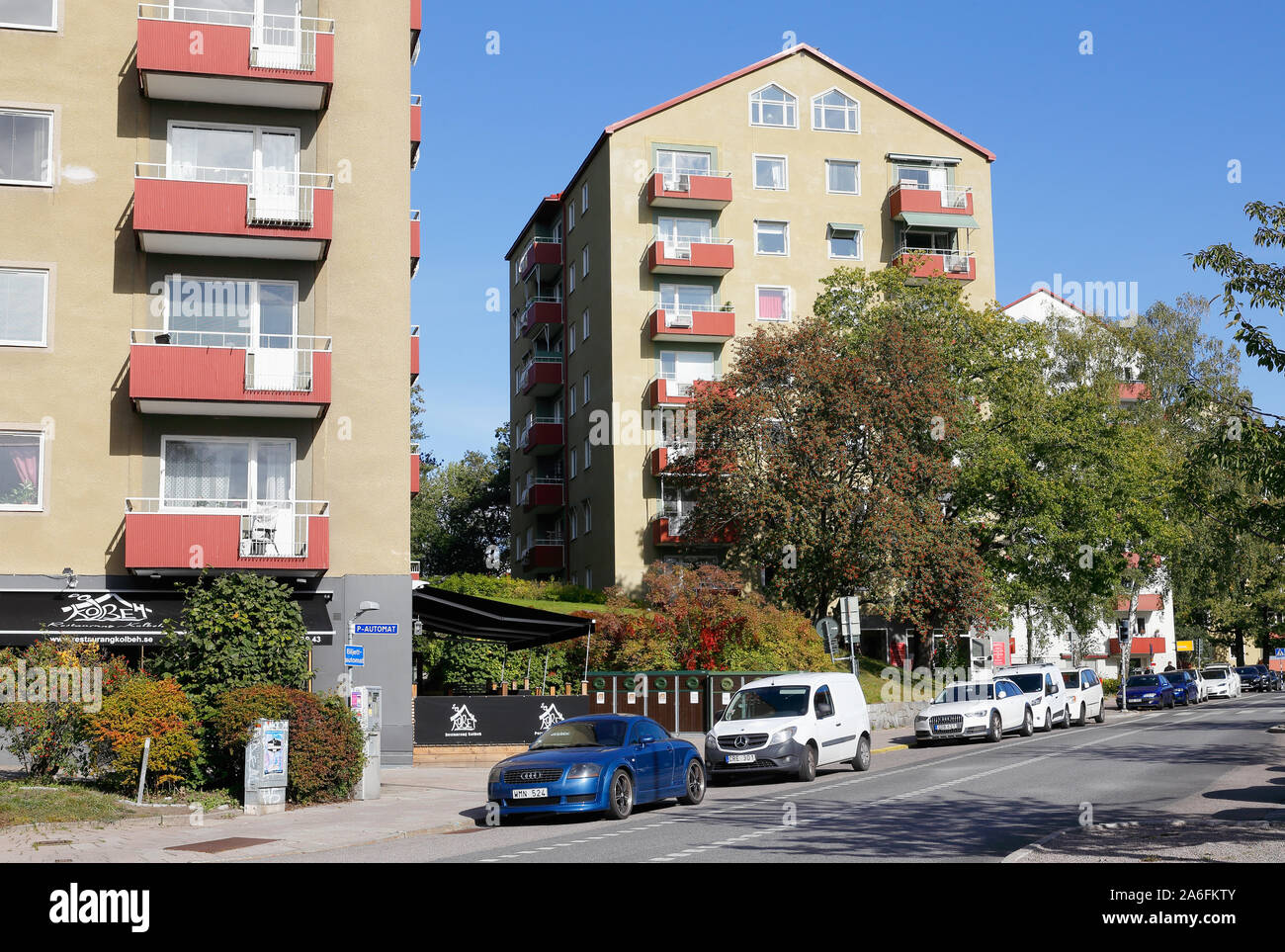 Solna, Suecia - 25 de septiembre de 2019: edificios residenciales de gran altura desde principios de la década de 1950 a lo largo de la calle Rasundavagen158, 156 y 154. Año de constructi Foto de stock