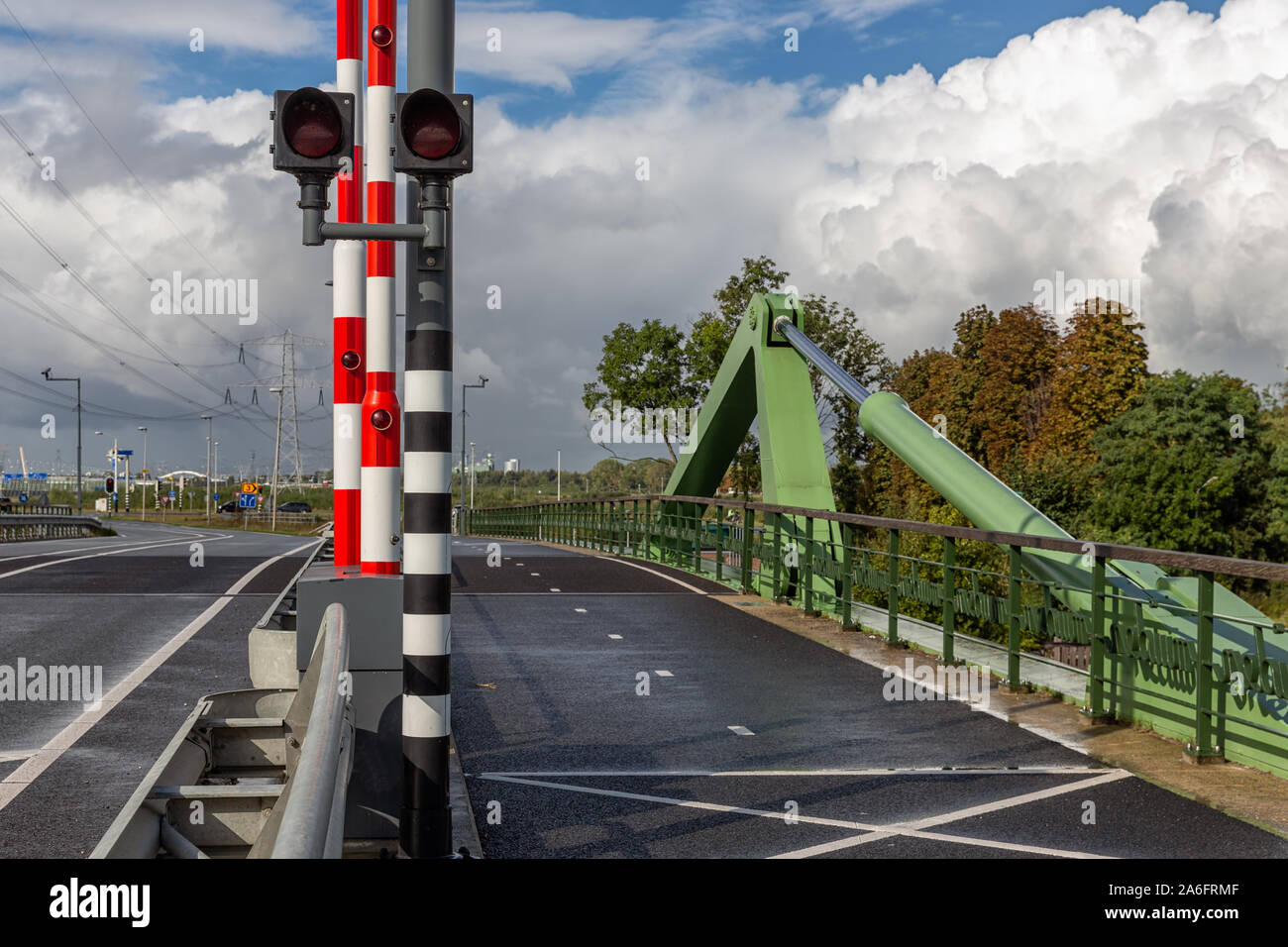 Puente levadizo sobre el río holandés Vecht con semáforos y boom Foto de stock