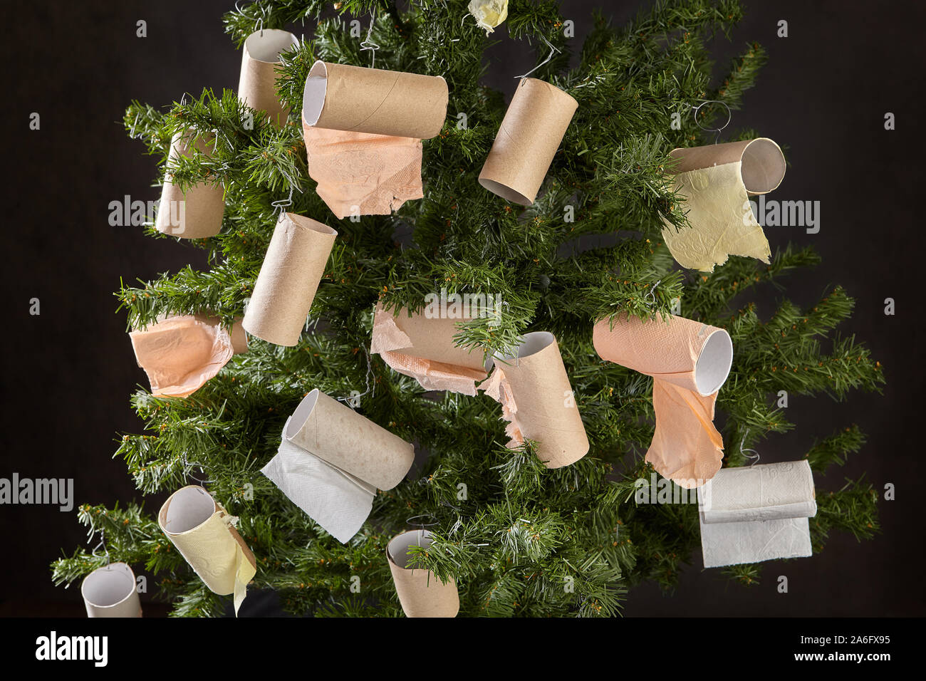 Enfoque creativo para decorar el árbol de Navidad. Año nuevo, decoración de  tubos vacíos de papel higiénico. El concepto de la protección del medio  ambiente y Fotografía de stock - Alamy
