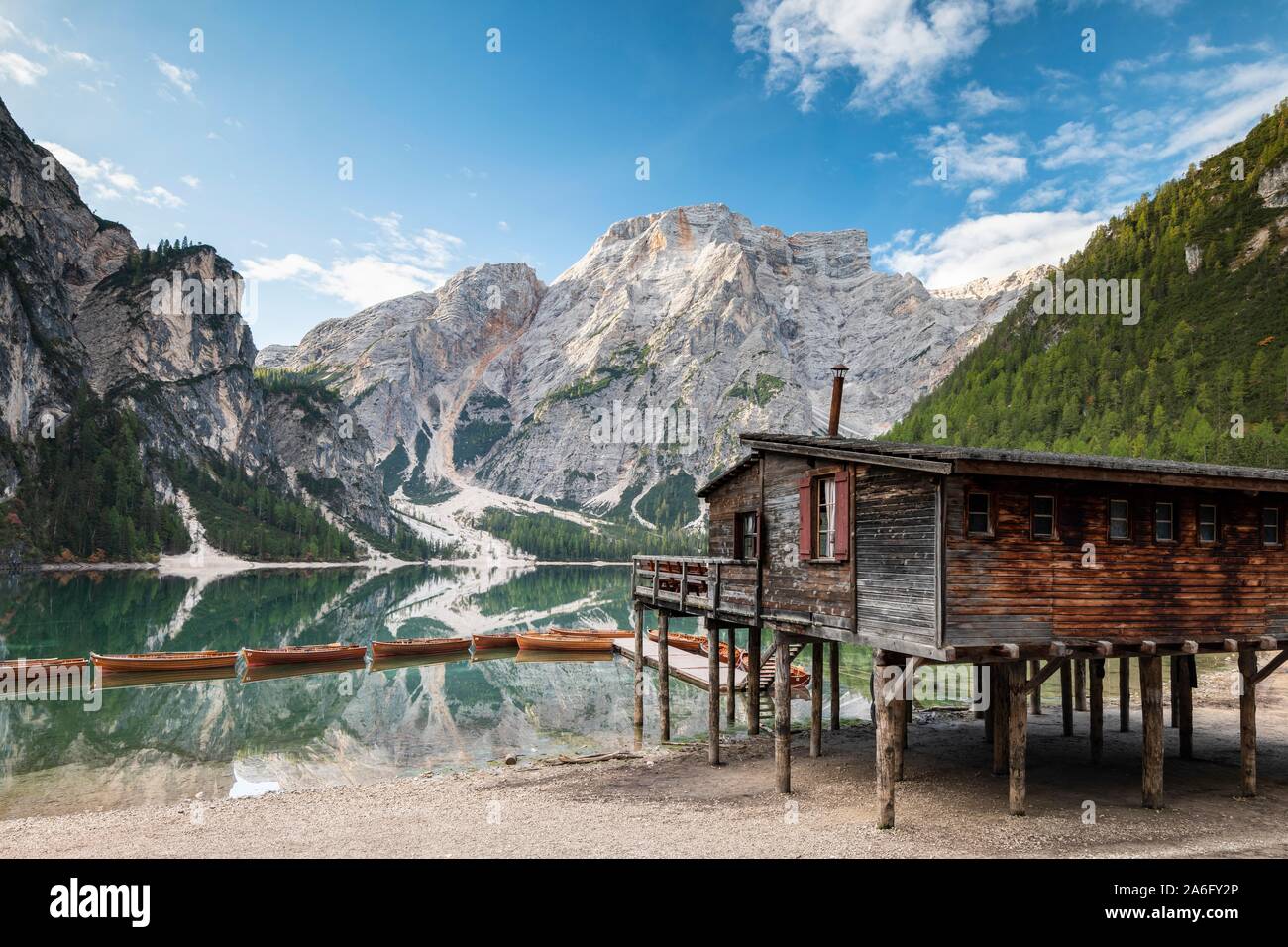 Lago Braies, lago de montaña con el boathouse y barcos, detrás de él, Prags Seekofel, dolomitas, Tirol del Sur, el Alto Adige, Italia Foto de stock