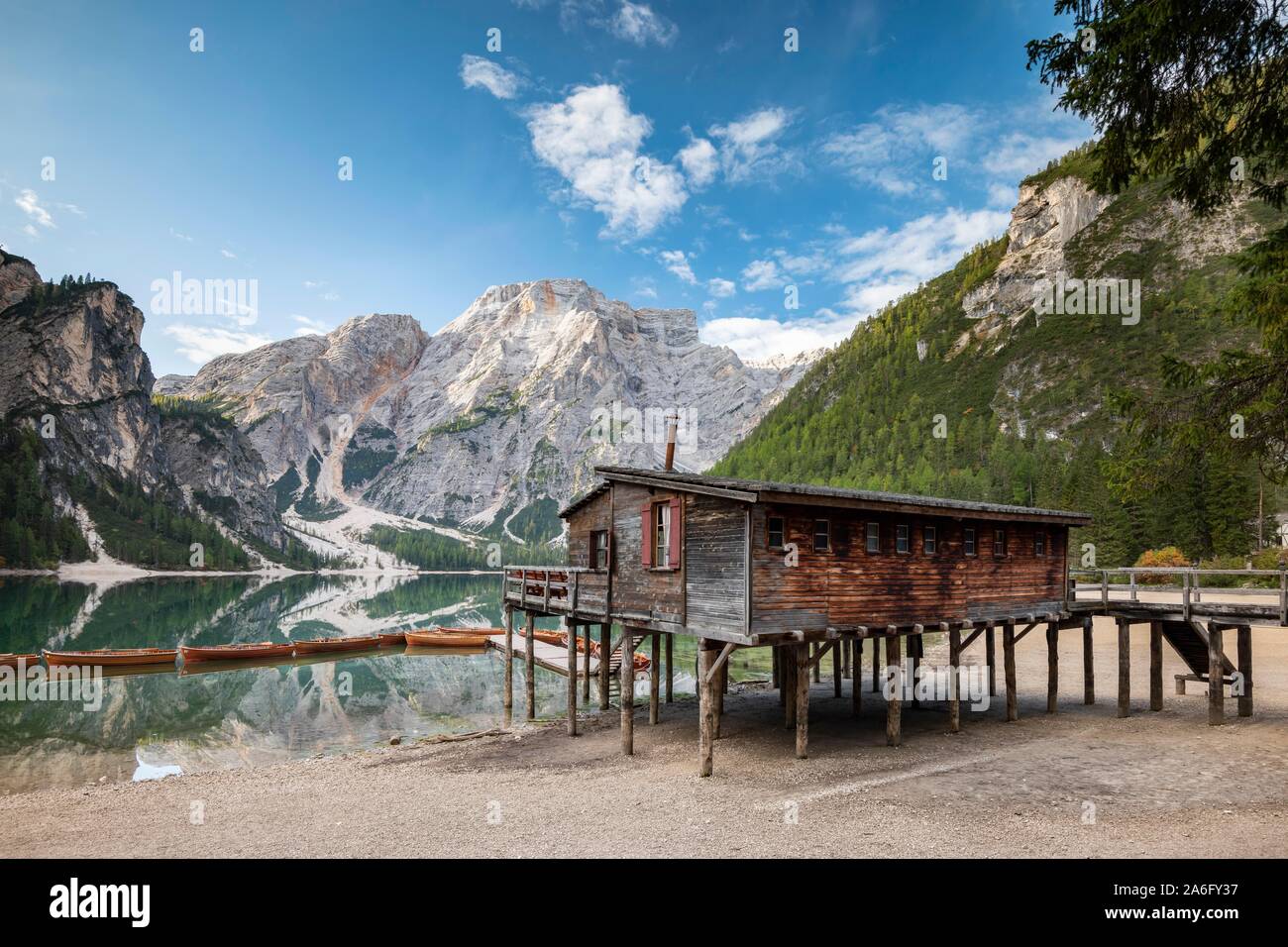 Lago Braies, lago de montaña con el boathouse y barcos, detrás de él, Prags Seekofel, dolomitas, Tirol del Sur, el Alto Adige, Italia Foto de stock