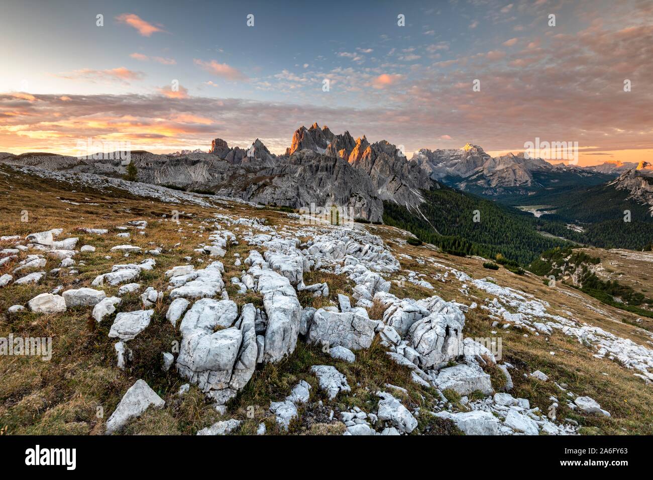 Los escarpados picos de Cadini di Misurina en la mañana el estado de ánimo, los Dolomitas de Sesto, Tirol del Sur, el Alto-Adige, Italia Foto de stock