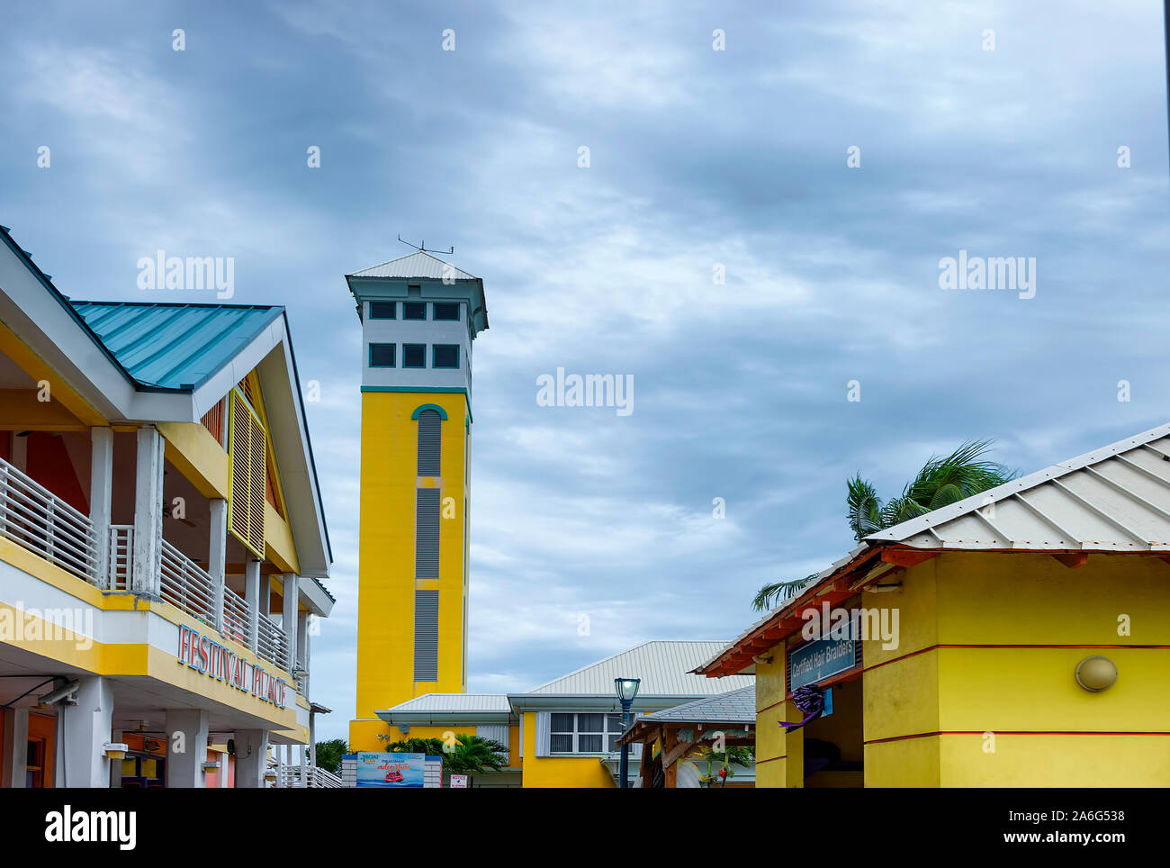 Nassau, Bahamas - Septiembre 21/2019: torre amarillo bajo el cielo tormentoso en Nassau, Bahamas Terminal del Puerto Foto de stock