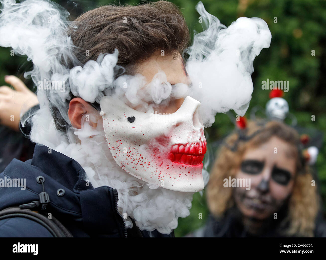 Un participante con una máscara que fuma cigarrillos electrónicos asistir al desfile de Halloween en Kiev. Cientos de zombis se tambalearon por el interior de la ciudad en busca de cerebros frescos Un participante con una máscara que fuma cigarrillos electrónicos asistir al desfile de Halloween en Kiev. Cientos de zombis se tambalearon por el interior de la ciudad en busca de cerebros frescos