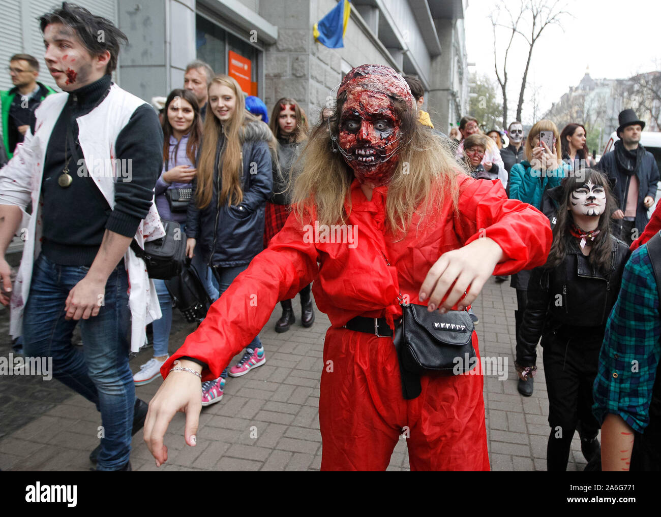 Los participantes llevan maquillaje Zombie y asistir al desfile de disfraces de Halloween en de zombis, escalonados a través del interior de la ciudad en busca de cerebros frescos durante el Los participantes llevan maquillaje Zombie y asistir al desfile de disfraces de Halloween en de zombis, escalonados a través del interior de la ciudad en busca de cerebros frescos durante el