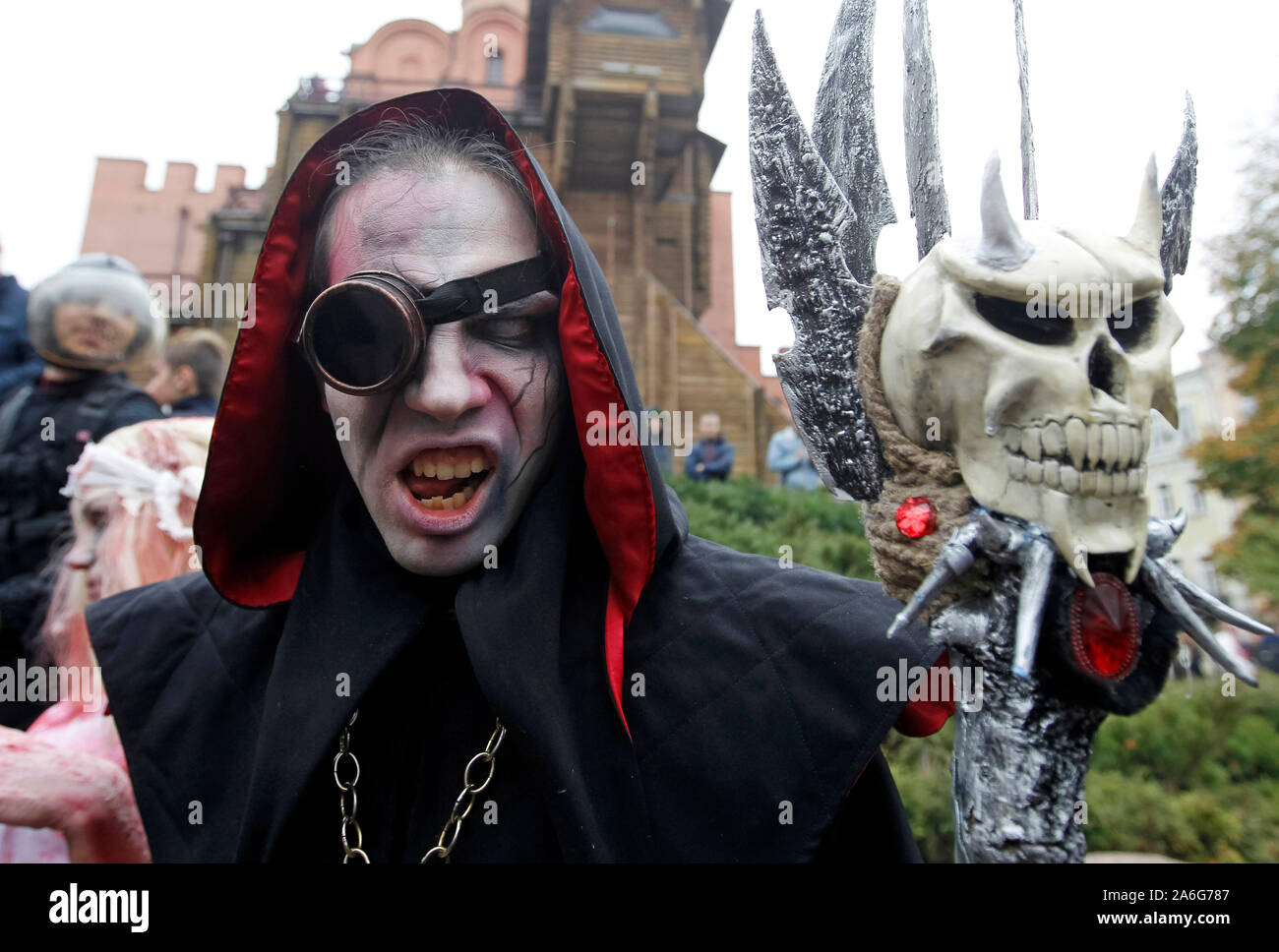 Un participante ponerse maquillaje y disfraz demoníaco asiste al desfile de  Halloween en  de zombis, escalonados a través del interior de  la ciudad en busca de cerebros frescos durante el Desfile