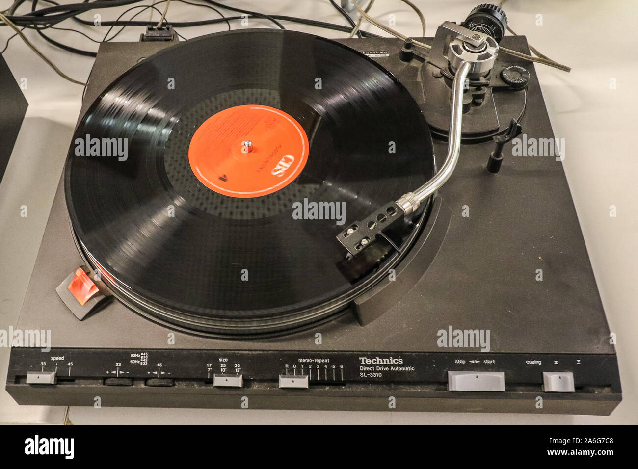 Gdansk, Polonia, Octubre 26th, 2019 Technics reproductor de discos de vinilo  es visto en Gdansk, Polonia, el 26 de octubre de 2019 visitantes comprar,  vender e intercambiar miles de vinilos en el