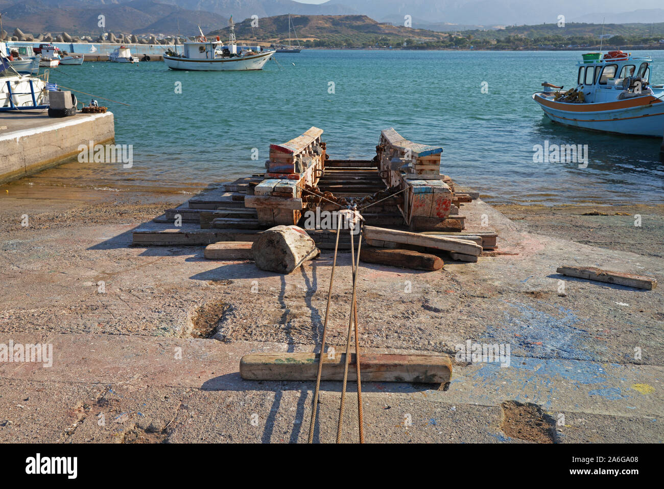 Artilugios improvisados utilizado para remolcar botes de pesca fuera de las aguas en Kouremenos haven, Creta, Grecia. Foto de stock