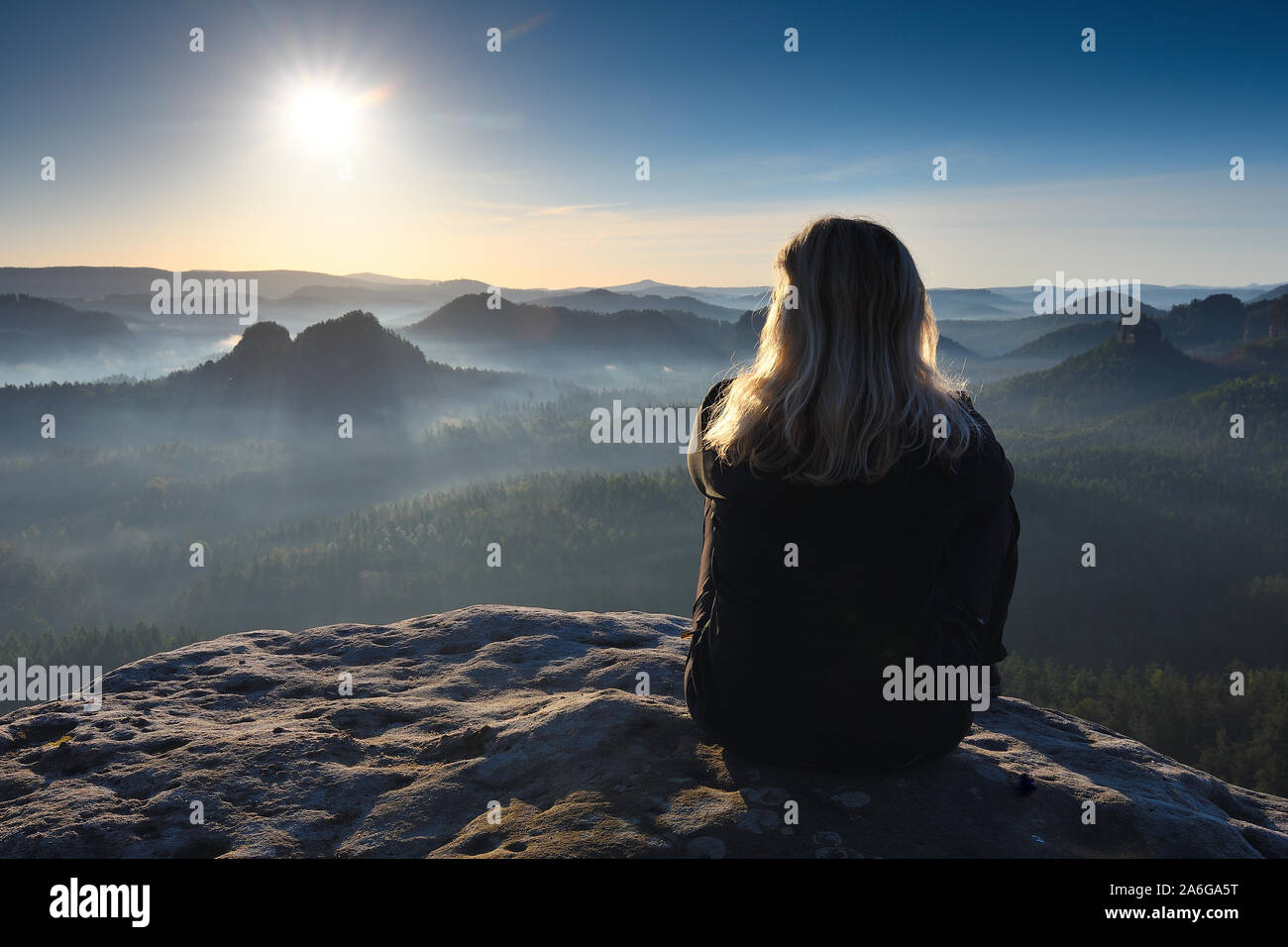 Bonita rubia independiente excursionista explorar solos imountains Foto de stock