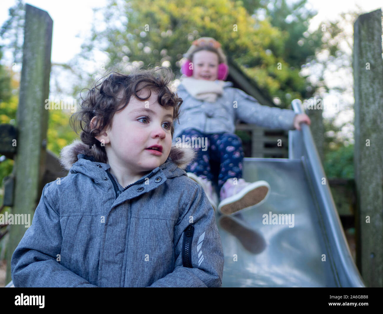Niños jugando en el parque, Cumbria, Lake District Foto de stock