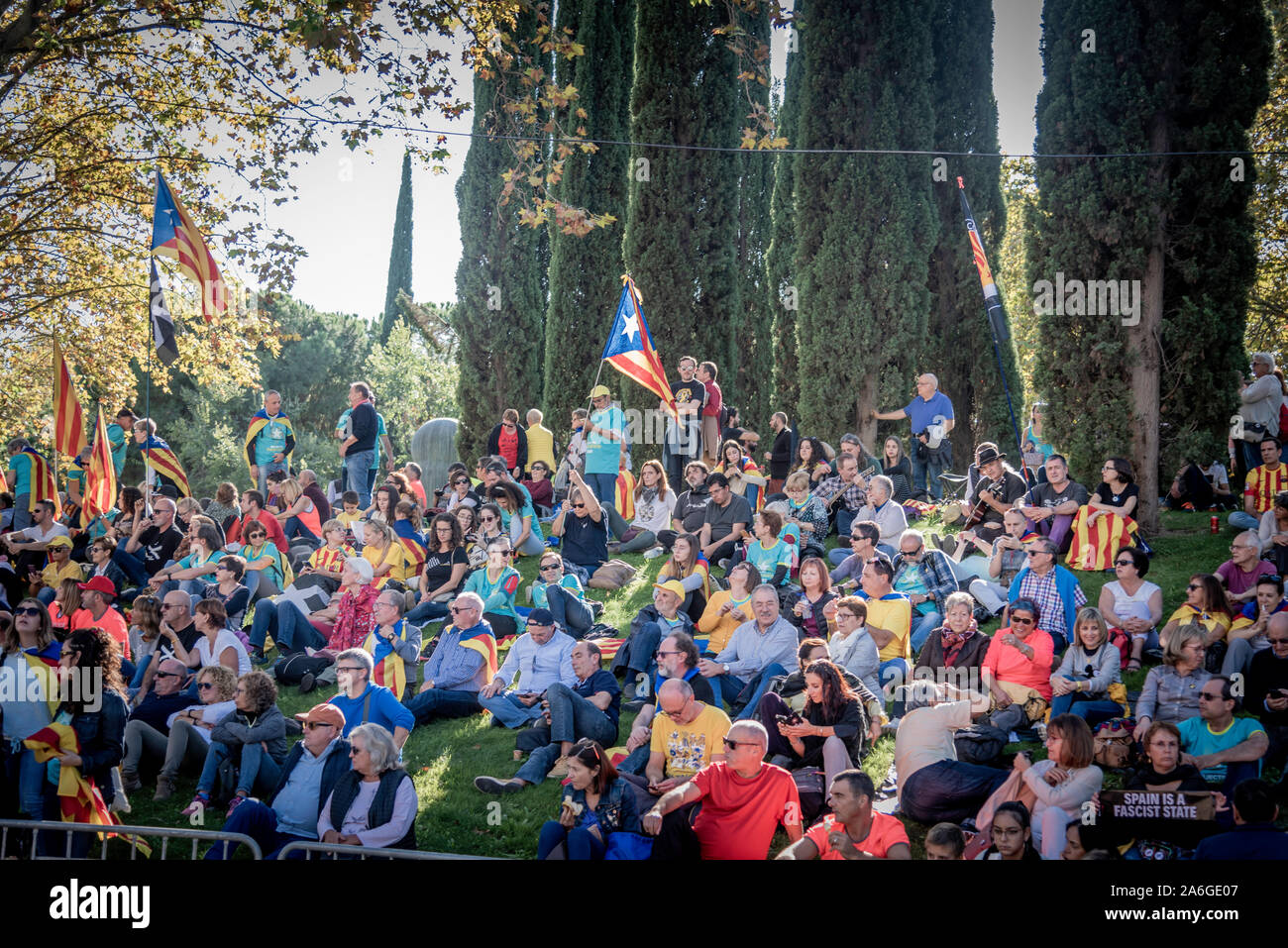 Barcelona Cataluña el dia 26 de octubre 2019 la asociaciones separatista se manifiesta en Barcelona con el lema libertad presos políticos BCN 2019 Foto de stock
