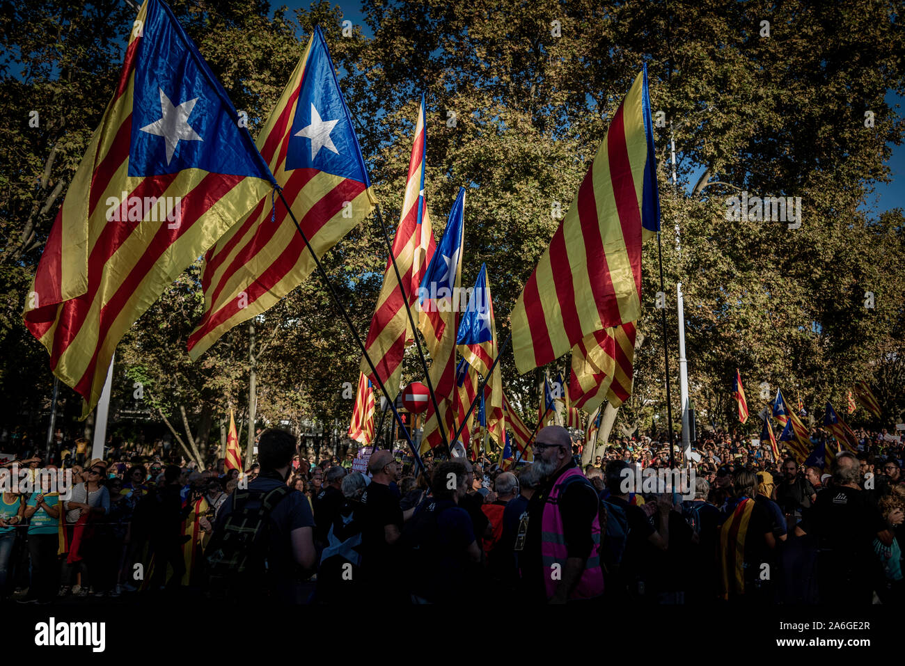 Barcelona Cataluña el dia 26 de octubre 2019 la asociaciones separatista se manifiesta en Barcelona con el lema libertad presos políticos BCN 2019 Foto de stock