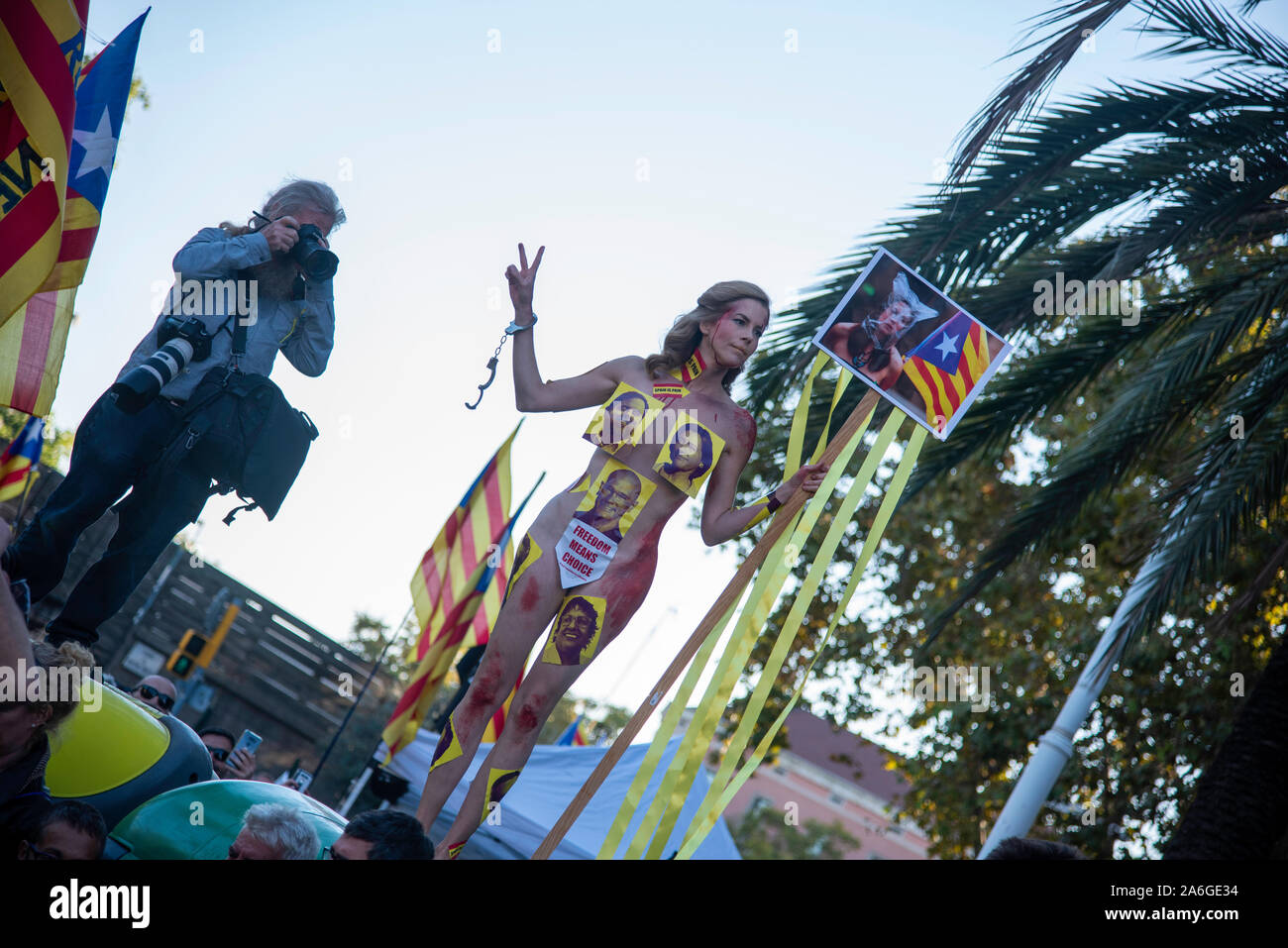 Barcelona Cataluña el dia 26 de octubre 2019 la asociaciones separatista se manifiesta en Barcelona con el lema libertad presos políticos BCN 2019 Foto de stock