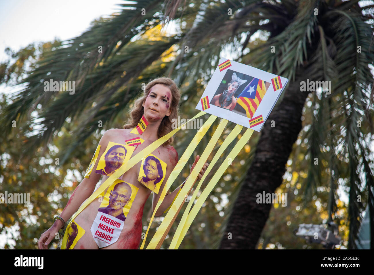 Barcelona Cataluña el dia 26 de octubre 2019 la asociaciones separatista se manifiesta en Barcelona con el lema libertad presos políticos BCN 2019 Foto de stock